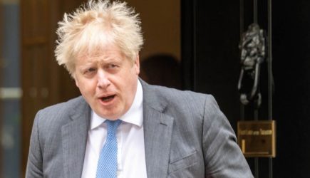 Борис Джонсон сбежал из Англии в преддверии рецессии экономики