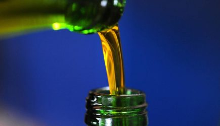 Диетолог развеяла миф о пользе ложки льняного масла натощак