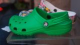 Магазины Crocs вновь открылись в России