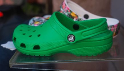 Магазины Crocs вновь открылись в России