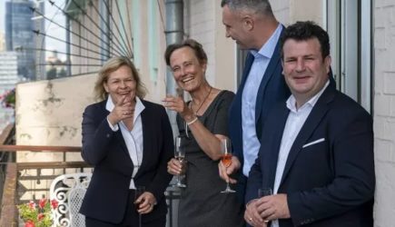 Глава МВД Германии зфинилась за смех в Киеве