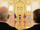 Пандемия не позволяет плотно общаться с иностранными послами, заявил Путин