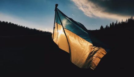 «Скатертью дорога»: британцы отпраздновали отъезд домой украинки-разлучницы