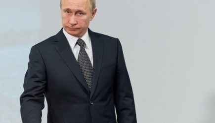 Трактор от Лукашенко, открытка от Пескова, арбузы и дыни из Таджикистана: подарки Путину на 70-летие