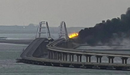 Пробки на трассе: 12 поездов задерживаются из-за взрыва на Крымском мосту