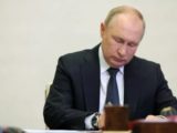 Путин подписал закон о переносе на год полной компенсации советских вкладов
