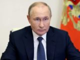 Путин поручил провести индексацию зарплат бюджетников в январе