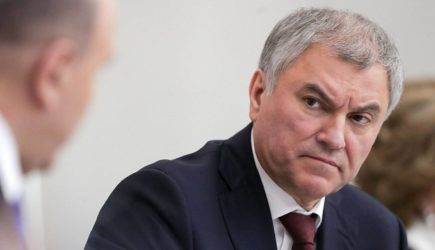 Володин предложил повысить налоги для покинувших страну россиян