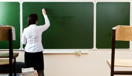 &#171;Мы в Казахстане живём, а не в России!&#187;: Завуч устроила истерику на глазах у детей