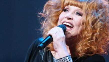 «Уберите отсюда эти трусы»: дипломат с позором вышвырнул Аллу Пугачеву из посольства