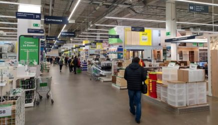 Люди массово ринулись в магазины: все скупают один вид товаров