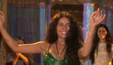 Звезда «Клона» скинула лифчик и показала грудь: откровенное фото