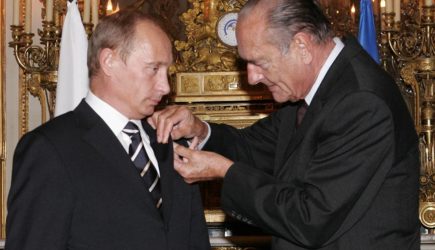 В Кремле прокомментировали возможное лишение Путина ордена Почетного легиона