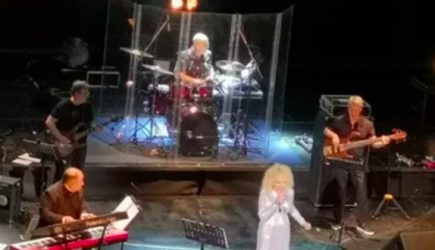 Долина отказала сделавшему ей на концерте предложение фанату