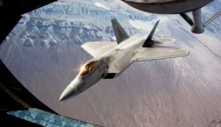 Военные самолеты сбили неопознанный объект на северо-западе Канады