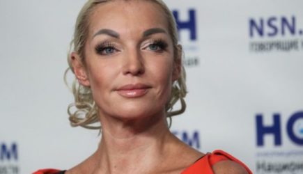 &laquo;Как у козы&raquo;: Оголившую дряхлые груди на улице Волочкову облили помоями