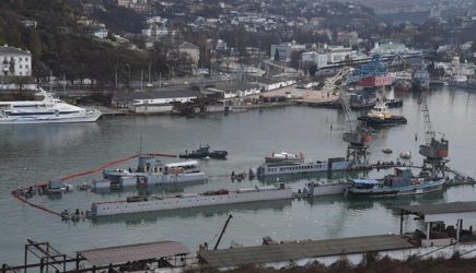 В Севастополе загорелся корабль