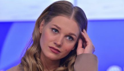 Асмус едва уместила сочную грудь в тугой купальник: фото