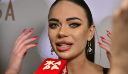 «Секс до и после»: грудь идеальной Кошкиной выпала из платья с дыркой