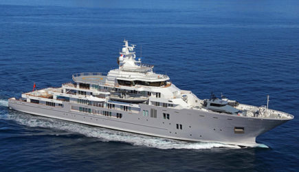 Cудно пришвартовано под открытым небом