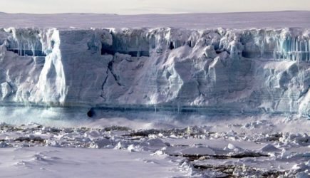 Лед вокруг Антарктиды и Сугробы в Москве сегодня