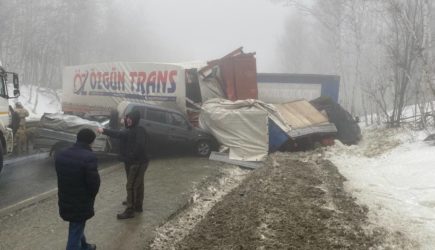 Более 20 машин столкнулись на федеральной трассе