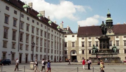 Жители Вены взбунтовались против Зеленского: &laquo;Покончить со смертями&raquo;