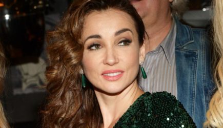 Аппетитная грудь Анфисы Чеховой выскочила из декольте: откровенное фото