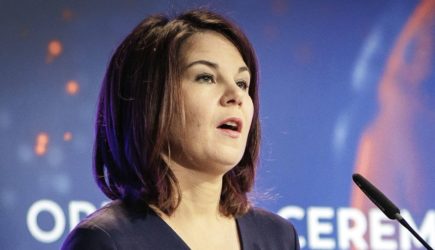 &laquo;Простите нас&raquo;: новая выходка Бербок в адрес РФ заставила немцев умолять россиян