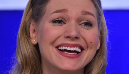 «Раздвинь ножки»: раскорячившуюся Асмус застукали в койке без одежды