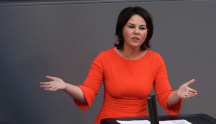 &laquo;Ляпнула лишнего&raquo;: Бербок наговорила глупостей против России поставив Германию под удар