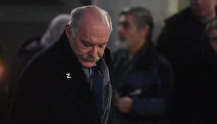 «Идут изменения в позвоночнике»: Сгорбленная жена Михалкова попала в беду