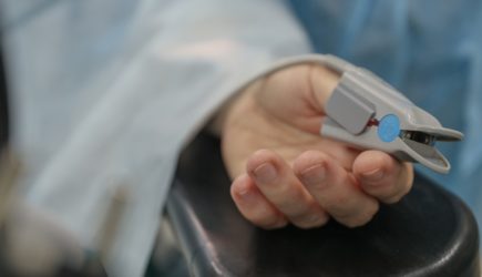 Врач рассказала, как избежать отеков по утрам