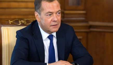 Медведев ответил на заявление Макрона о геополитическом поражении России