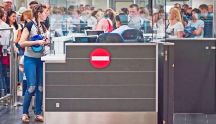 «Слуги заокеанского царя»: политолог о запрете на въезд россиян в страны ЕС