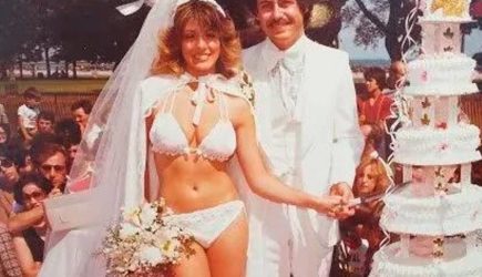 Одна деталь на архивном свадебном фото удивила пользователей сети