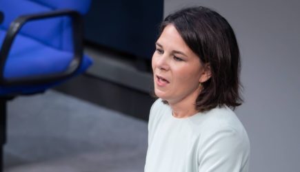 «Когда говорит Путин, малышня замолкает»: конфуз немецкого ТВ выставил Бербок на посмешище