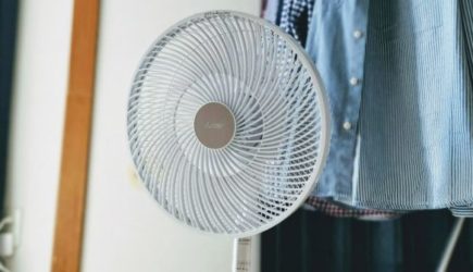 Простой трюк, который охладит помещение. Речь идет о настройке вентилятора