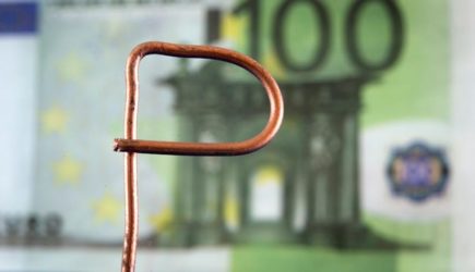 Евро за 100: чем грозит населению России рухнувший рубль