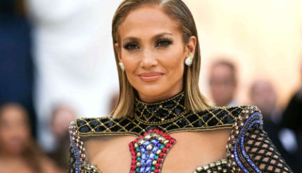 Ветер приподнял платье Джей Ло и раскрыл секрет ее фигуры