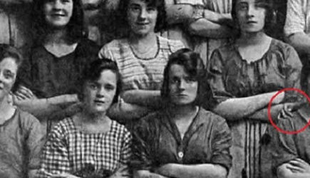 Тайна снимка работниц 1900 года: это не дает покоя и сейчас