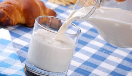 4 ситуации, когда во время уборки в квартире нужно использовать молоко: хозяйкам на заметку