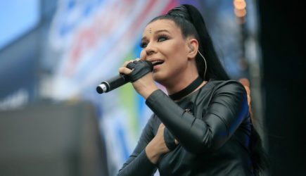 &laquo;Бойкотировать!&raquo;: поющая про Украину певица Елка осталась без работы в России