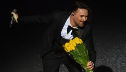 Ни нагнуться, ни разогнуться: серьезно больного Панайотова одевает жена