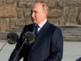 Путин подписал закон о запрете смены пола