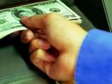 Банки перестали принимать доллары и евро через банкоматы