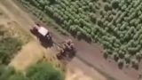 Перемещение солдат ВСУ на тракторном плуге в зоне СВО попало на видео