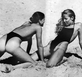 Архивные фото с пляжей страны, где «секса не было»