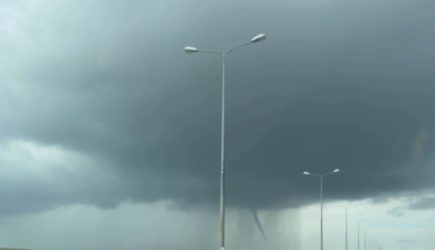 Очевидцы сообщают о смерче у Крымского моста