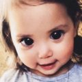Девочка с глазами инопланетянки выросла: только взгляните на неё